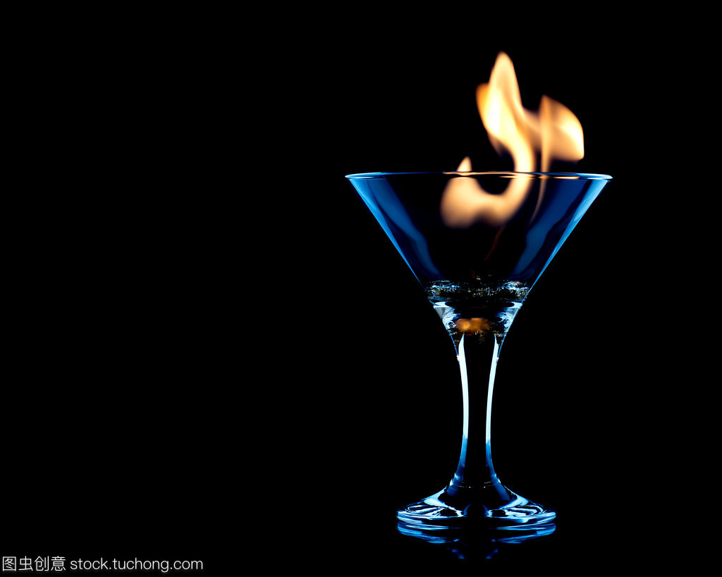 火焰在玻璃上的黑色雞尾酒 探索飲料及茶葉批發(fā)的獨特市場